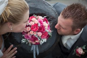 bruidsboeket biedermeier rozen anjer roze