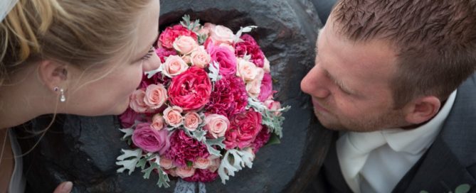 bruidsboeket biedermeier rozen anjer roze