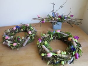 Bloemschikken Pasen Krans met tulpen