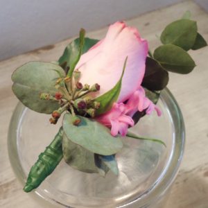 Bruidsbloemen: corsage roze roos