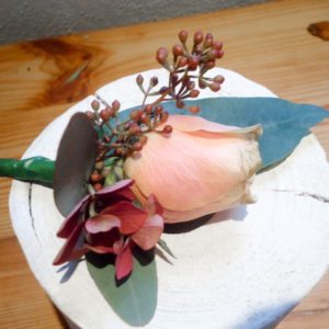 corsage zalm roos