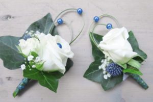 corsage met blauwe parels