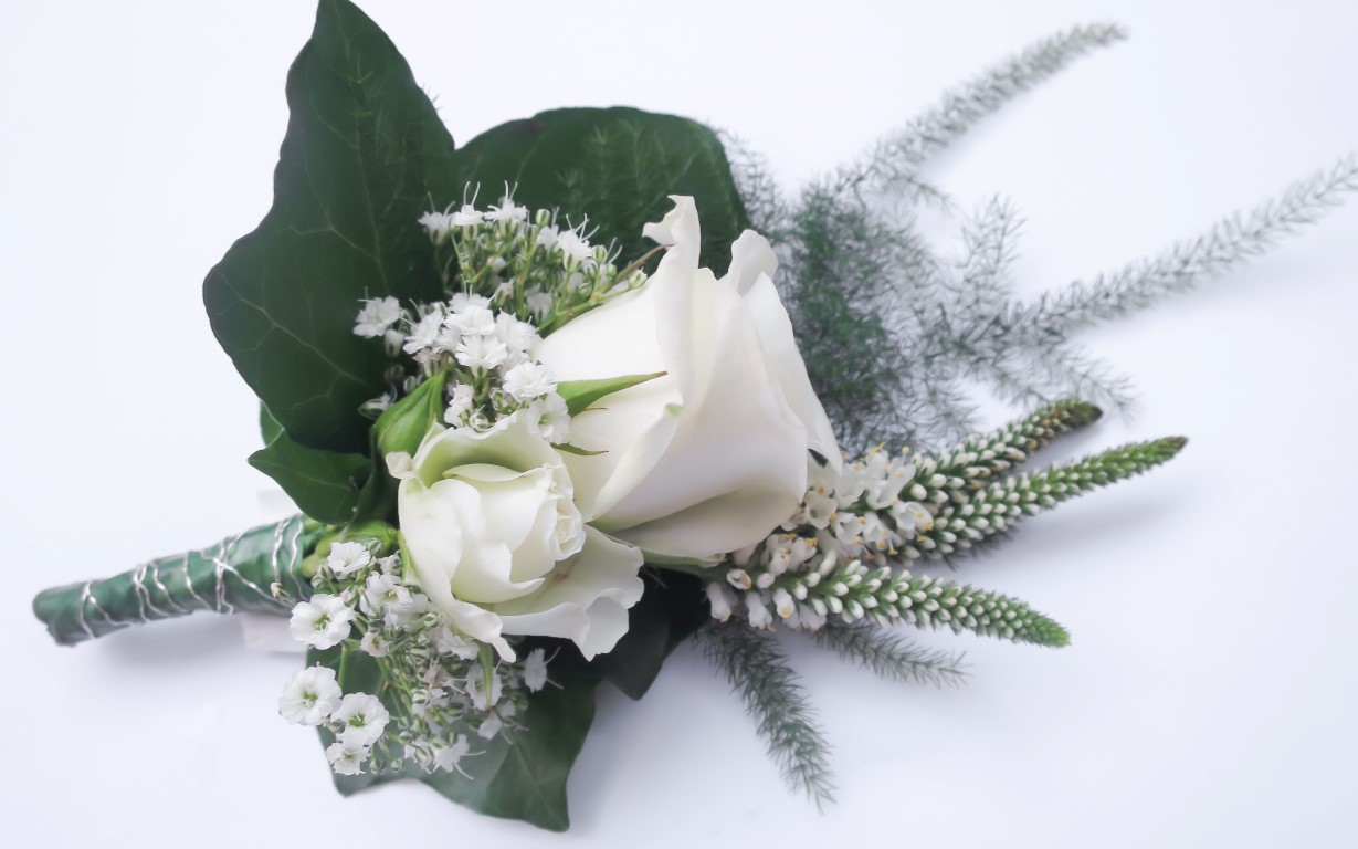 corsage wit rozen gipskruid