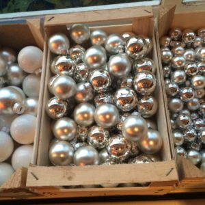 Kerstballen voor workshop Ijsselstein bloemschikken