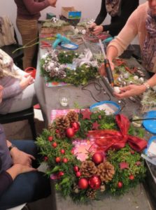 Rode krans kerstworkshop bloemschikken ijsselstein