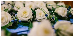 Corsage witte roos met blauwe accenten