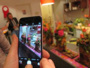 Foto met telefoon van herfststuk