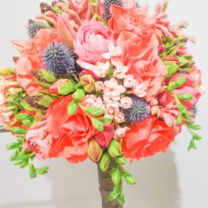 Fleurig oranje roze bruidsboeket