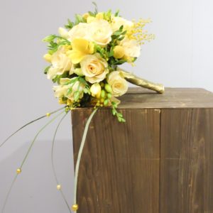 Geel bruidsboeket rozen en fresia's