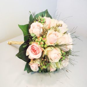 bruidsboeket biedermeier rozen bruidsboeket biedermeier rozen anjers roze