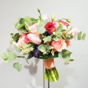 bruidsboeket biedermeier rozen eucalyptus roze IJsselstein