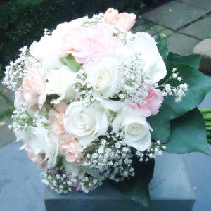 bruidsboeket biedermeier rozen gipskruid wit roze