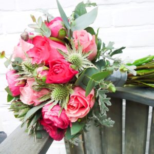 bruidsboeket_biedermeier_rozen_ranonkels_roze
