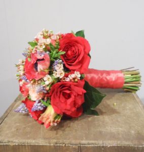 bruidsboeket voorjaarsbloemen rood biedermeier