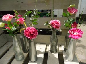 Tafeldecoratie bruiloft flesje roze